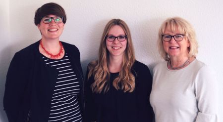 Die Organisatorinnen des Frauenprojekts von links nach rechts: Johanna Leifeld (Kommunales Integrationszentrum Kreis Paderborn), Julia Schmelter (Jugendmigrationsdienst der AWO Kreisverband Paderborn e.V.) und Brigitte Strunz (Integrationsbeauftragte Stadt Delbrück) (Foto: Bildungs- und Integrationszentrum, Kreis Paderborn, Josephine Sames)
